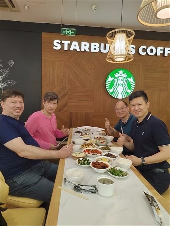 與客戶進行簡單的午餐。.jpg