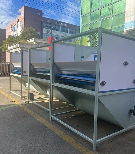 冬季送溫暖，艾思捷蝸輪減速機(jī)為羽絨服充絨機(jī)上提供動(dòng)力支持 (2).jpg
