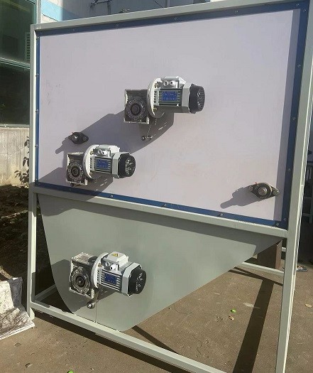 冬季送溫暖，艾思捷蝸輪減速機(jī)為羽絨服充絨機(jī)上提供動(dòng)力支持.jpg